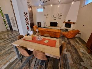 een woonkamer met een tafel en een bank bij Villa Pintucci in Trani