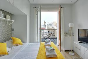 パリにあるPick A Flat's Apartment in Madeleine - Boulevard de la Madeleineのベッドルーム1室(タオル付)