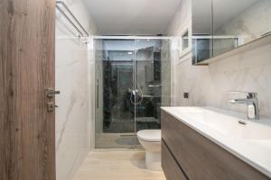 Ένα μπάνιο στο Hypatia Suites by "elite" +20 φωτογραφίες