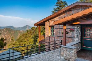 ムスーリーにあるRokeby Villas, Mussoorieの山々の景色を望むバルコニー付きの家