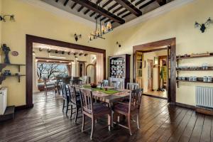 ムスーリーにあるRokeby Villas, Mussoorieのテーブルと椅子のあるキッチンとダイニングルーム