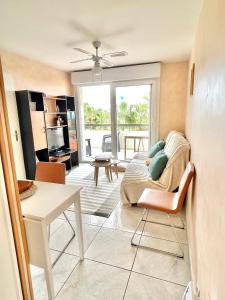 ein Wohnzimmer mit einem Bett und einem Tisch in der Unterkunft Appartement vue exceptionnelle in Saint-Raphaël