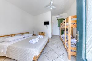 - une chambre avec 2 lits et des lits superposés dans l'établissement Eliados - Bungalow 1, à Diso