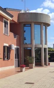 een gebouw met grote ramen aan de zijkant bij Villa Emilia in Agrigento