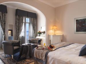 Postel nebo postele na pokoji v ubytování Grand Hotel Gardone + 33 fotografií