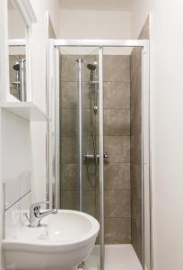 a bathroom with a shower and a sink at Large 4 Bed, En Suite Free Parking in Walton on the Hill