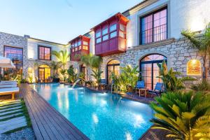 a swimming pool in the middle of a house at Dmira Alacati in Alaçatı