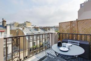 パリにあるPick A Flat's Apartment in Madeleine - Boulevard de la Madeleineの景色を望むバルコニー(テーブル、椅子付)