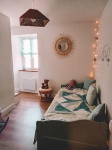 1 dormitorio con cama y espejo en la pared en Mon Petit Coin de Paradis, en Golinhac