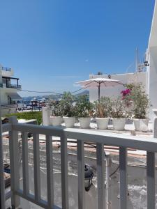 een balkon met een tafel met potplanten erop bij Castellino Naxos in Naxos Chora