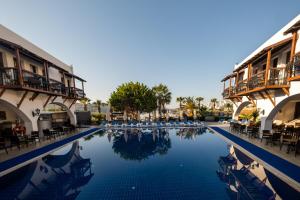 Бассейн в Costa Bitezhan Hotel - All Inclusive или поблизости