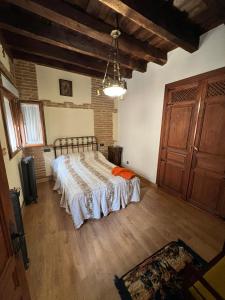 Schlafzimmer mit einem Bett und Holzboden in der Unterkunft Casa catitas 
