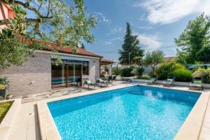 Der Swimmingpool an oder in der Nähe von Holiday house Mara with a private pool