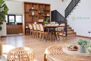 een eetkamer met een tafel en stoelen bij Mya Lakeview Villa in Tang Jran Dring