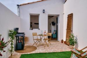 a patio with a table and chairs in a house at Cocon apaisant a Rivedoux Plage in Rivedoux-Plage