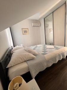 um quarto com uma cama grande e um espelho em Apartment Antonia em Vrboska