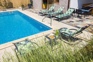 Der Swimmingpool an oder in der Nähe von Holiday house Mara with a private pool