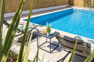 Der Swimmingpool an oder in der Nähe von Holiday house Mara with a private pool