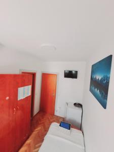 Televízia a/alebo spoločenská miestnosť v ubytovaní Guesthouse Varnica