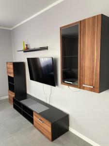 een woonkamer met een tv en een kast bij Zator Energylandia noclegi apartament pokoje do wynajęcia in Polanka Wielka
