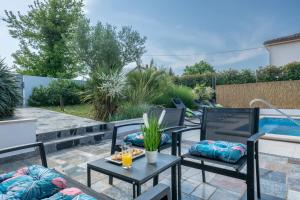 Ein Sitzbereich in der Unterkunft Holiday house Mara with a private pool