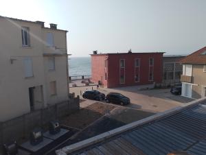 widok na ocean z balkonu budynku w obiekcie Le Rayon Vert w mieście Ault