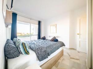Posteľ alebo postele v izbe v ubytovaní 97-Townhouse With Roof Terrace & Views, Marbella