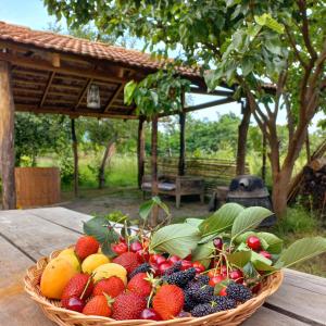 una cesta de fruta sobre una mesa de madera en Veli Guest House • საოჯახო სასტუმრო ველი, en Zemo Alvani