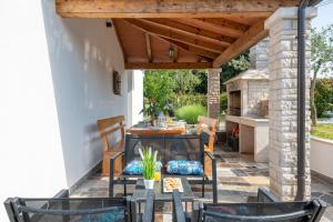 Ein Sitzbereich in der Unterkunft Holiday house Mara with a private pool