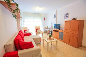 sala de estar con sofá y TV en Port Marino Litoral Costa Dorada - ONLY FAMILIES, en Cambrils