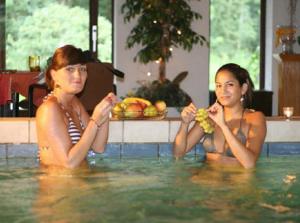 dos mujeres en el agua en una piscina en IQBAL Hütte - Luxus Zelt, Whirlpool extra, en Beverstedt