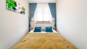 a small bed in a room with a window at Apartament Szept Lasu - z prywatnym parkingiem - Space Apart in Karpacz