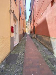 an empty alley between two buildings in a city at La Casetta in Lerici
