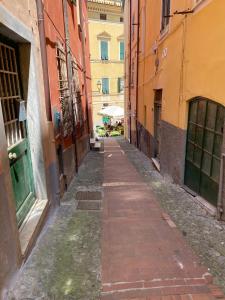 un callejón vacío en un callejón entre dos edificios en La Casetta, en Lerici