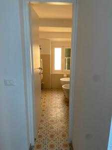 萊里奇的住宿－La Casetta，一间带卫生间和水槽的浴室
