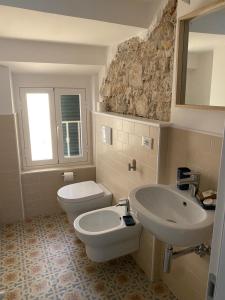y baño con aseo blanco y lavamanos. en La Casetta, en Lerici