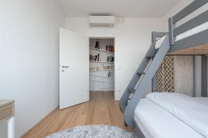 um quarto com um beliche e uma escada em Luxus über den Wolken, 18. Stock mit Klimaanlage und Garage em Viena