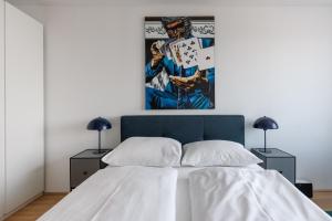 um quarto com uma cama branca com duas mesas de cabeceira em Luxus über den Wolken, 18. Stock mit Klimaanlage und Garage em Viena