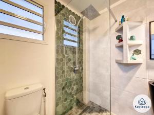 een badkamer met een douche en een glazen deur bij Beauté- Studio-31m2-La Saline Les Bains in La Saline Les hauts 