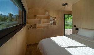 1 dormitorio con cama y ventana con vistas en KOKONI K-BANES POSEES, en Arette