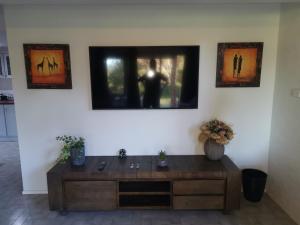 ein Wohnzimmer mit einem Tisch und einem Wandspiegel in der Unterkunft Rural Escape in Boambee