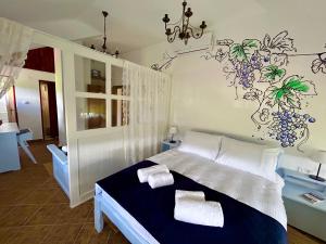 - une chambre avec un lit orné d'une peinture murale dans l'établissement Wine Paradise, à Sveti Ivan Zelina