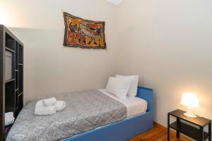 a small room with a bed with towels on it at Exploring Turin: Crocetta Mini Flat in Turin