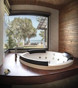 Ένα μπάνιο στο Southern Lanta Resort