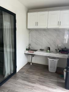 Η κουζίνα ή μικρή κουζίνα στο Bohol Sojourn Resort +15 φωτογραφίες