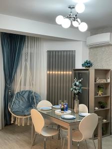 a dining room with a table and chairs at Mamaia Nord - Apartament Beach Resort in Mamaia Sat/Năvodari