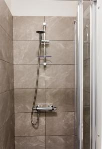 eine Dusche mit Duschkopf im Bad in der Unterkunft Large 4 Bed, En Suite Free Parking in Walton on the Hill