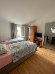 Postel nebo postele na pokoji v ubytování Apartments Manojlovic