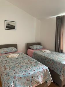 sypialnia z 2 łóżkami i oknem w obiekcie Apartments Manojlovic w Budvie