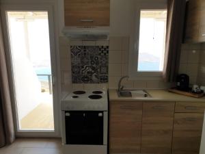 A kitchen or kitchenette at ēnNĒ Studios for Views & Tranquility